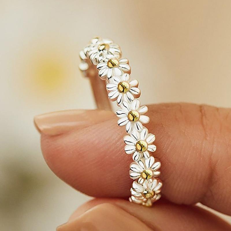 Silver Enamel Daisy Ring β Timeless Elegance