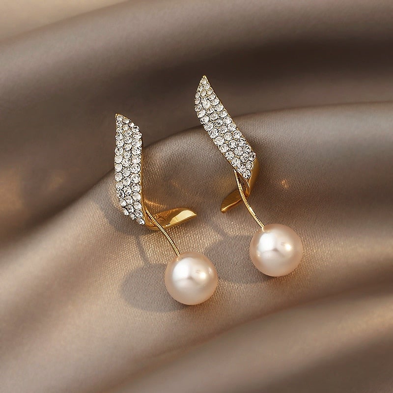 Gold Pearl Drop Earrings β Exquisite