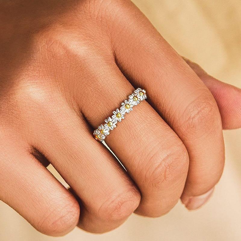 Silver Enamel Daisy Ring β Timeless Elegance