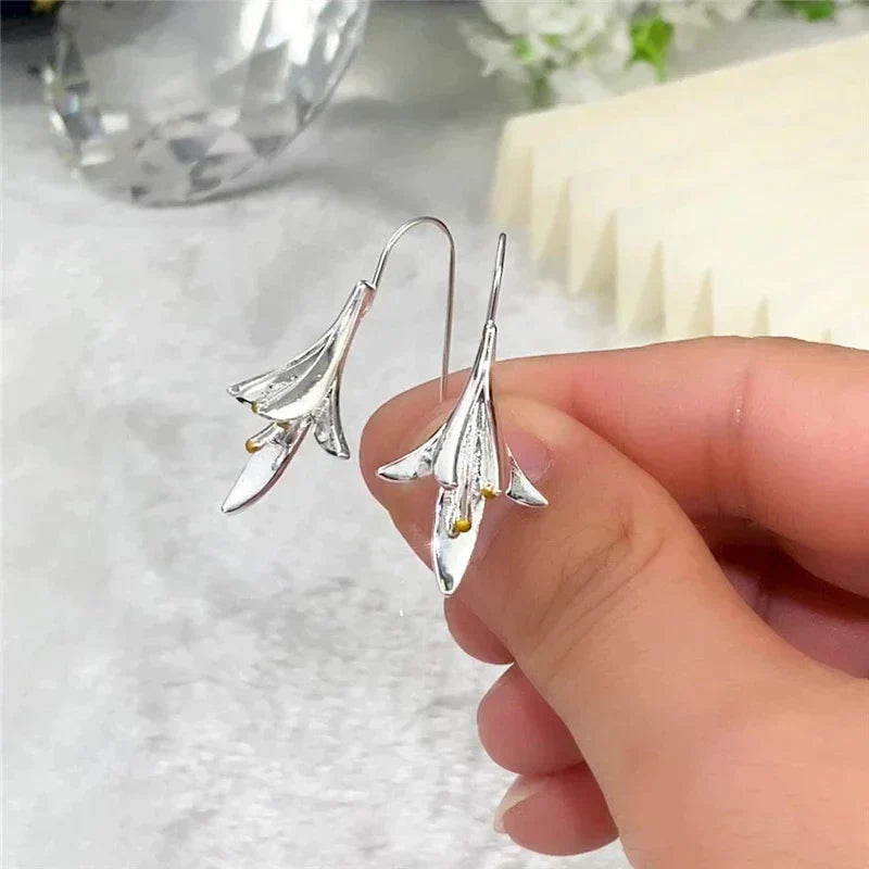 Silver Crystal Floral Earrings β Timeless Elegance