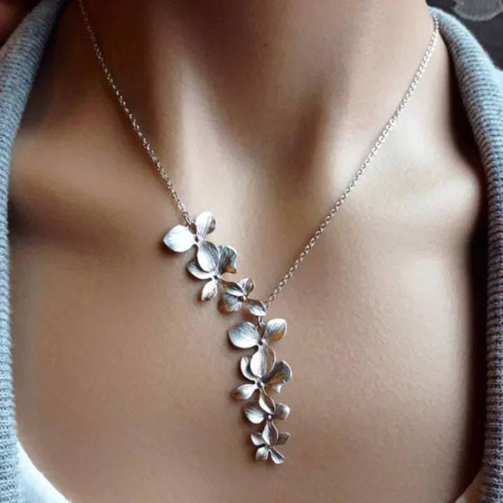 Silver Floral Necklace β Exquisite Elegance