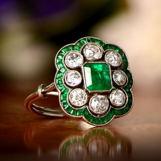 Gold Emerald Ring β Luxurious Vintage Elegance