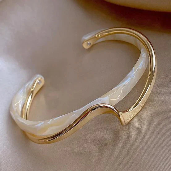 Gold Vintage Bracelet with White Opal β Timeless