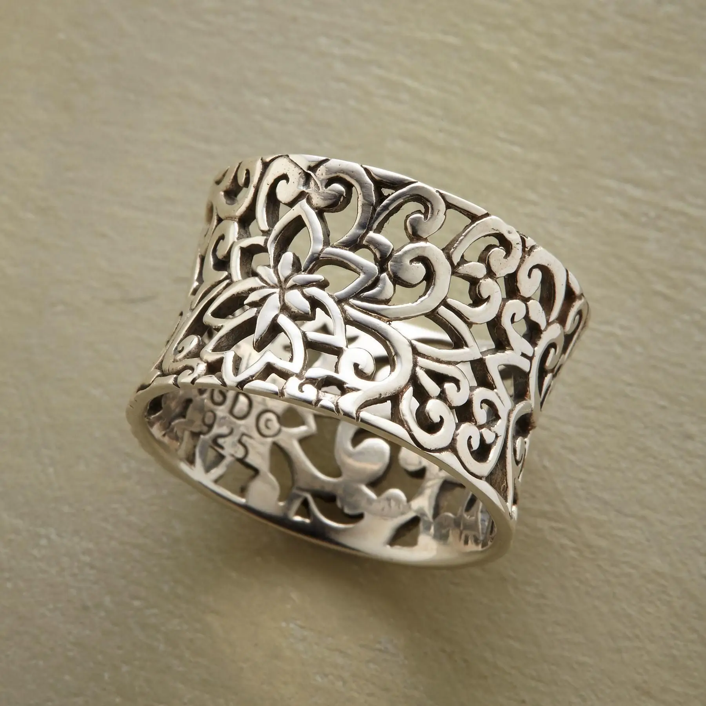 Silver Hollow Ring β Timeless Elegance