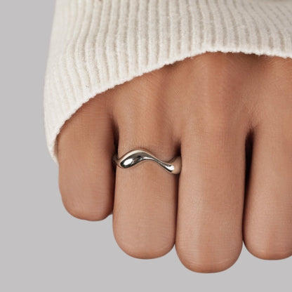 Silver Wave Minimalist Ring – Timeless