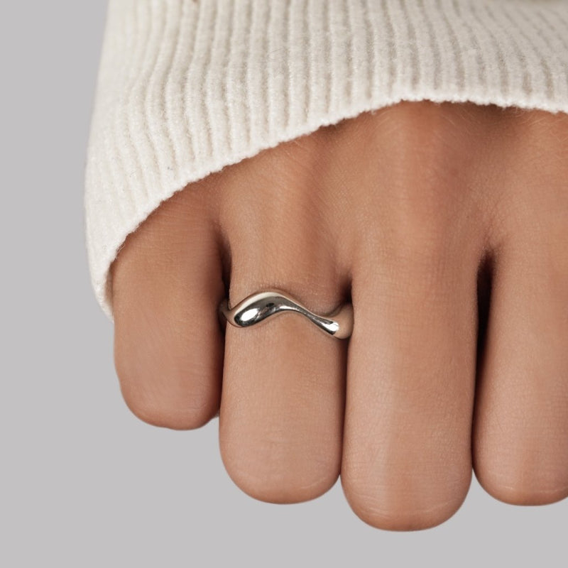 Silver Wave Minimalist Ring – Timeless