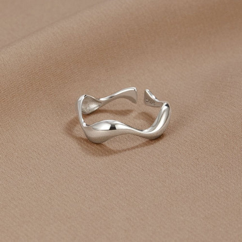 Silver Wave Minimalist Ring – Timeless