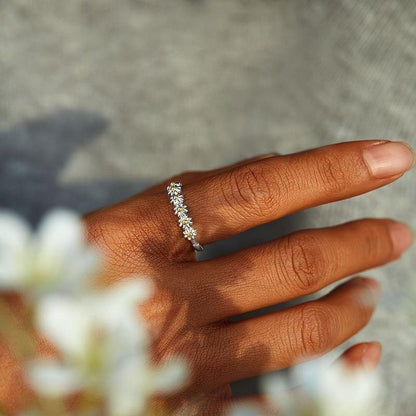 Silver Enamel Daisy Ring – Timeless Elegance