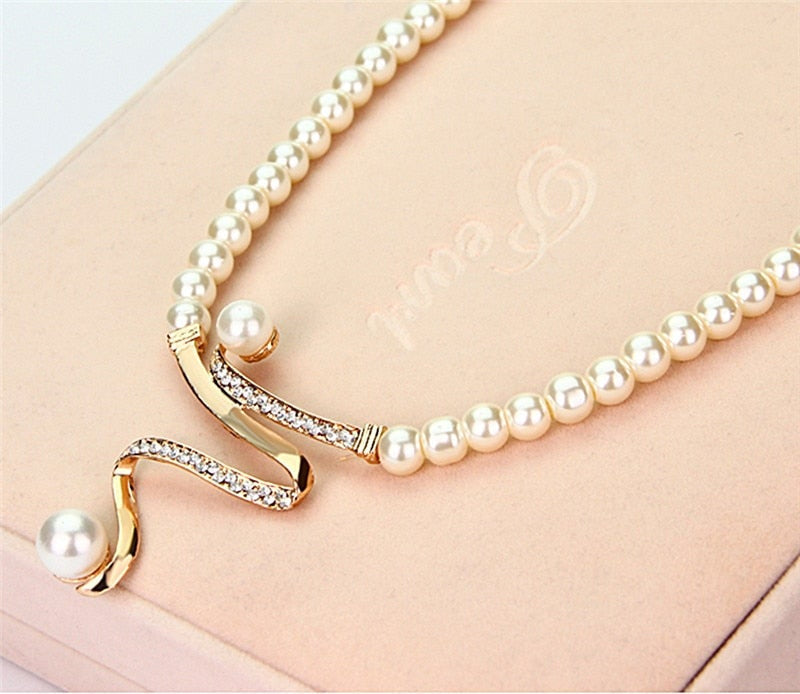 Pearl Necklace & Earring Set – Timeless Elegance