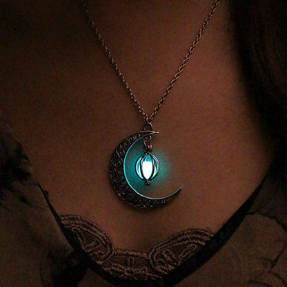 Moonstone Crystal Pendant – Vintage Elegance