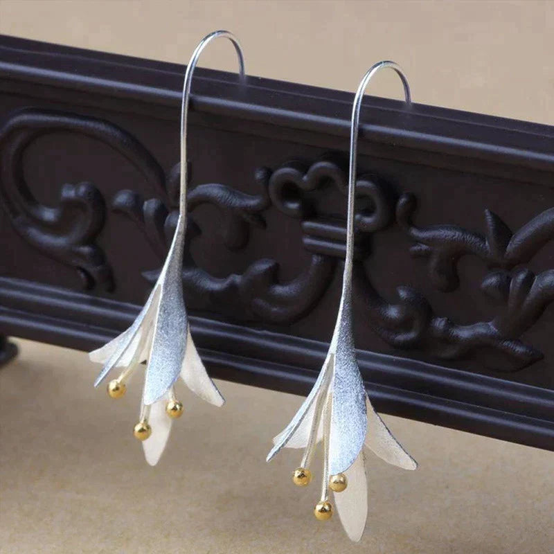 Silver Crystal Floral Earrings – Timeless Elegance