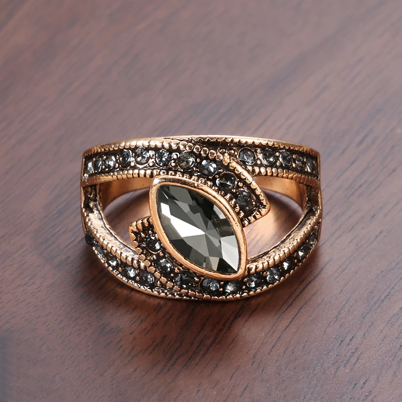 Black Crystal Ring – Timeless Elegance
