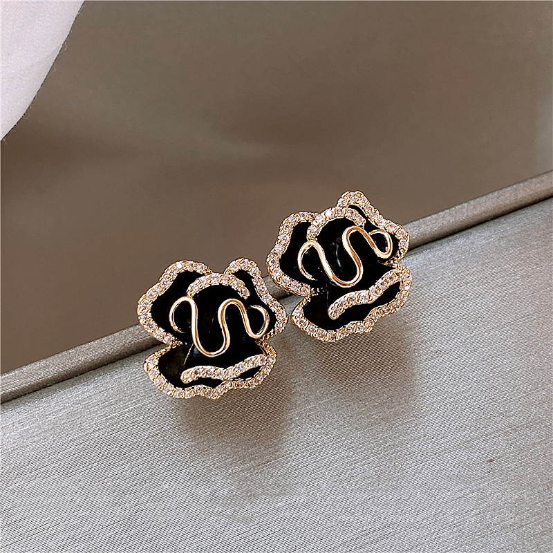 Black Lotus Gold Earrings – Timeless Elegance