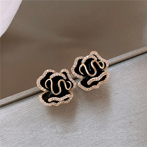 Black Lotus Gold Earrings – Timeless Elegance